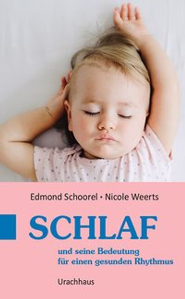 Urachhaus Schlaf und seine Bedeutung für einen gesunden Rhythmus Edmond Schoorel Nicole Weerts_8274 Ein Baby schläft friedlich auf einer weißen Decke. Das Buch "Schlaf und seine Bedeutung für einen gesunden Rhythmus" von Edmond Schoorel und Nicole Weerts Urachhaus hat einen rosa-blauen Einband.