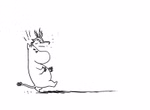 Eine fröhliche nilpferdähnliche Mumin-Figur aus "Die Mumins und der letzte Drache nach Tove Jansson" von Urachhaus lächelt mit geschlossenen Augen geht aufrecht mit den Armen vor der Brust und hat Blätterzweige hinter den Ohren auf einem schlichten weißen 