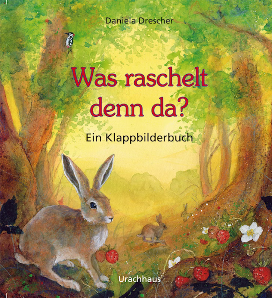 Urachhaus Was raschelt denn da? Daniela Drescher _8565 Das Cover von Was raschelt denn da? von Daniela Drescher (Urachhaus) zeigt einen Hasen in einem lebendigen Wald mit Bäumen Beeren und einem Specht auf einem Baumstamm.