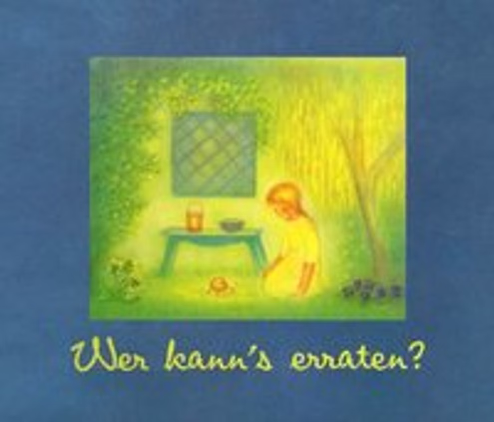 Mellinger Verlag Wer kann's erraten? Rätsel und Bilder_9471 Ein Kind sitzt im Gras neben einem kleinen Tier in der Nähe eines Tisches mit einem Getränk und einer Schüssel unter einem Fenster; darunter steht der Text "Wer kann's erraten? Rätsel und Bilder" aus dem Mellinger Verlag erscheint auf blauem Hintergrund.