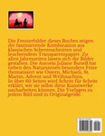 Die Rückseite des Buches "Transparente Fensterbilder im Jahresverlauf" von Juliane Buneß zeigt eine kleine Illustration von zwei Figuren und einem Kamel in der Wüste bei Sonnenuntergang mit einem deutschen Text der kreative Fensterkunst für verschiedene Fe