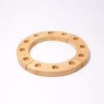 Der Grimm's Geburtstagsring klein natur Ø 22 cm von Grimm's besteht aus vier geschwungenen Holzsegmenten mit jeweils zwei runden Löchern die sich zu einem offenen Kreisring zusammenfügen. Ausgestellt auf weißem Hintergrund.