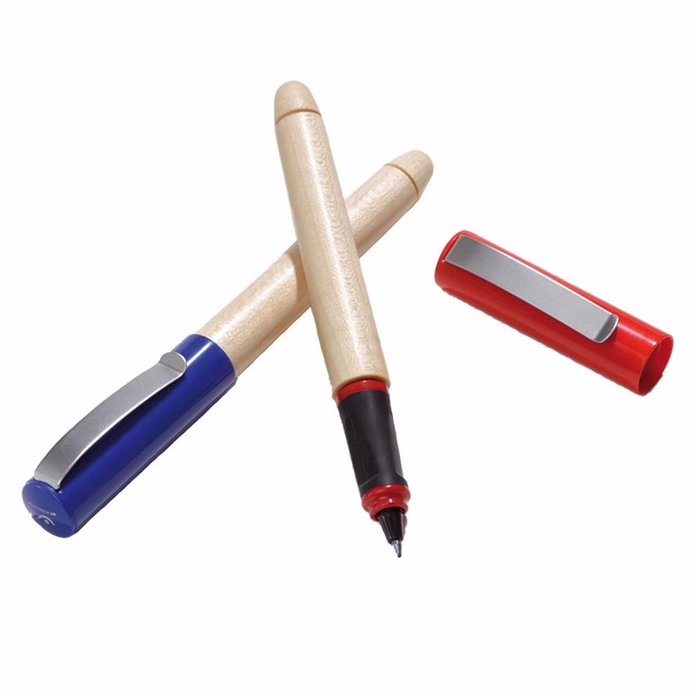 Greenfield Rollerball Füller Rechts-/Linkshänder _13667 blau Zwei Greenfield Rollerball Füller Rechts-/Linkshänder mit Holzkörper und farbigen Kappen - eine blaue eine rote - sind auf weißem Hintergrund gekreuzt. Die rote Kappe ist abgenommen und zeigt die schwarze Feder. blau