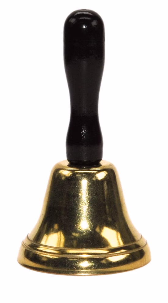 Kids at Work Tischglocke klein _14466 Die Kids at Work Tischglocke klein ist eine goldene Handglocke mit einer metallisch glänzenden Glocke und einem schwarzen abgerundeten Holzgriff die aufrecht vor einem weißen Hintergrund steht.