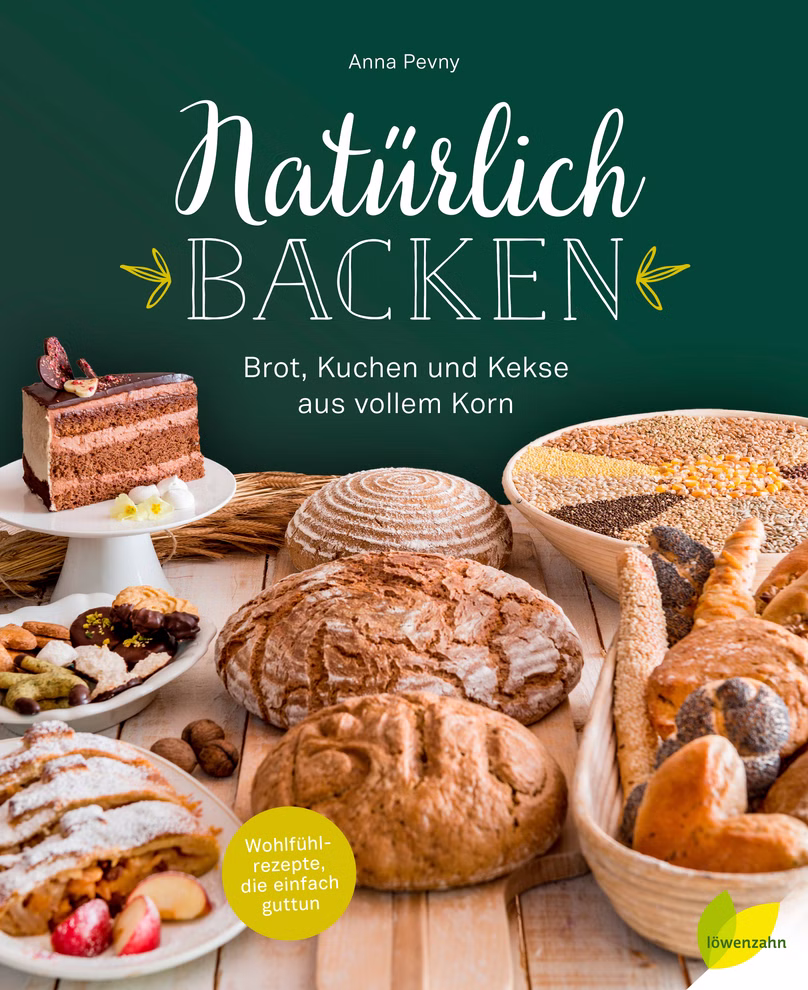 Natürlich Backen Das Titelbild des Kochbuchs "Natürlich Backen" von Anna Pevny aus dem Löwenzahn Verlag zeigt verschiedene Vollkornbackwaren wie Brot Stangenbrot Kuchen Kekse und Gebäck auf einem Tisch.