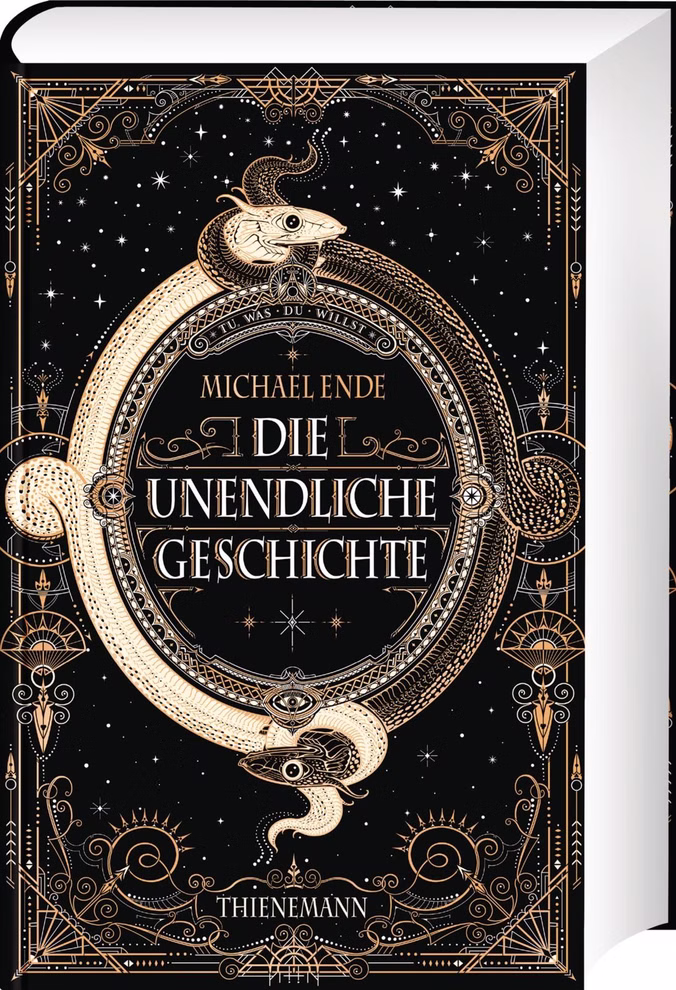 Thienemann Die unendliche Geschichte Michael Ende_13445 Die unendliche Geschichte Michael Ende von Thienemann zeigt auf dem Einband zwei ineinander verschlungene Schlangen die ein Oval bilden verschnörkelte Goldmuster auf schwarzem Hintergrund und himmlische Muster.