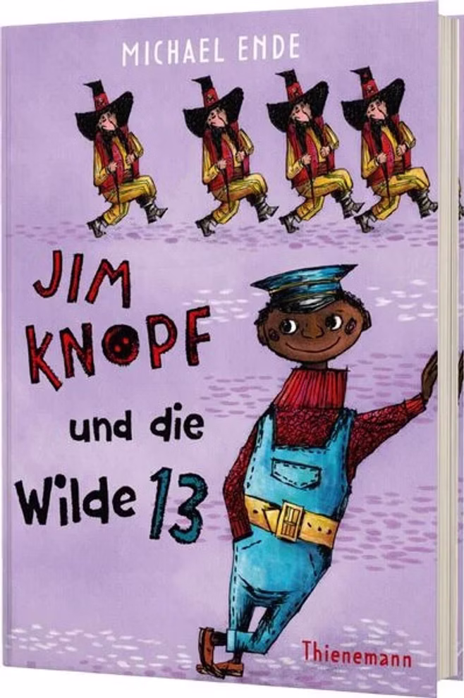 Thienemann Jim Knopf und die Wilde 13 Michael Ende_30269 Das Buchcover von Jim Knopf und die Wilde 13 von Michael Ende (Thienemann) zeigt einen lächelnden Jungen in blauer Latzhose und Mütze vor dem vier Männer in roten und gelben Uniformen auf lila Hintergrund marschieren.