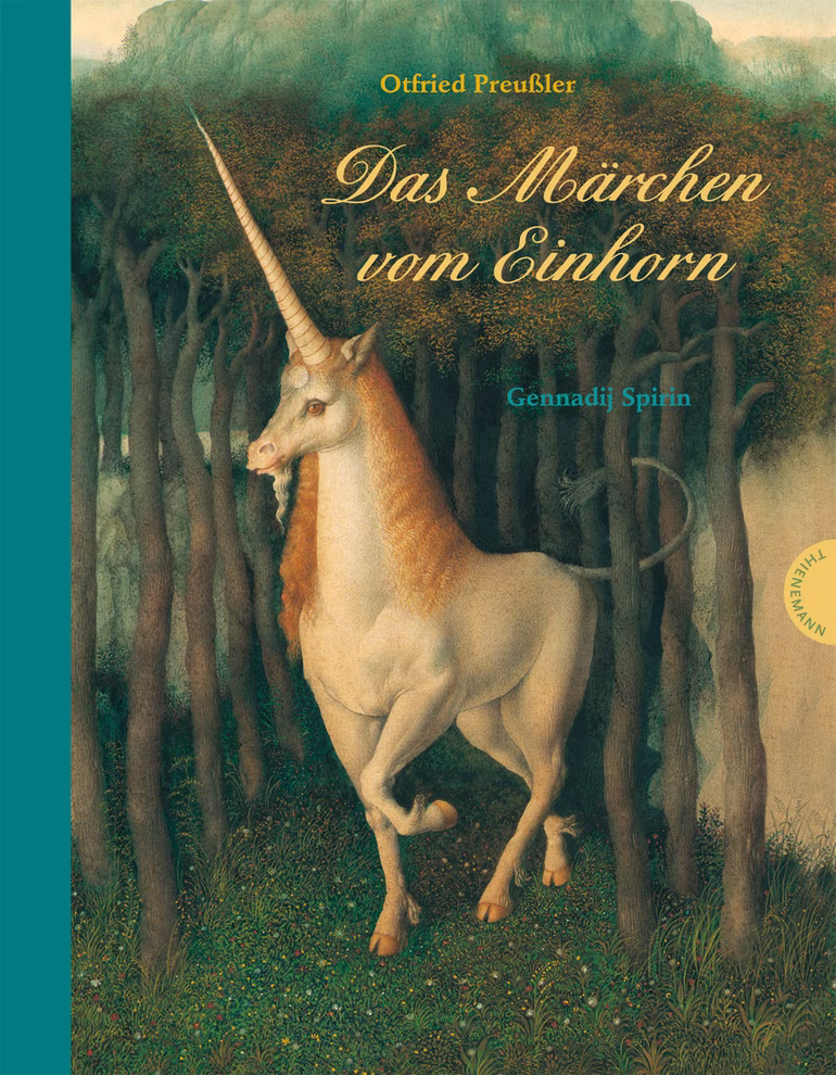 Thienemann Das Märchen vom Einhorn Otfried Preußler_13459 Ein Einhorn mit einem langen spiralförmigen Horn steht in einem nebligen Wald. Das detailreiche märchenhafte Buchcover trägt den Titel "Das Märchen vom Einhorn Otfried Preußler" und die Marke Thienemann.