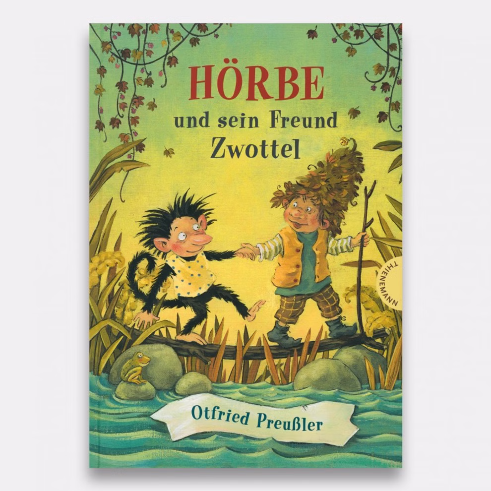 Thienemann Hörbe und sein Freund Zwottel Ottfried Preußler_13461 Das Titelbild von "Hörbe und sein Freund Zwottel" von Ottfried Preußler (Thienemann) zeigt zwei fröhliche skurrile Figuren die sich in einer lebendig illustrierten Landschaft die Hände reichen.