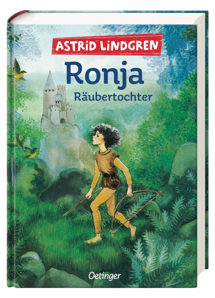 Oetinger Verlag Ronja Räubertochter Astrid Lindgren _13494 Buchcover von "Ronja Räubertochter Astrid Lindgren" aus dem Oetinger Verlag das ein lockiges Mädchen mit Stöcken zeigt das durch einen grünen Wald mit einem Schloss im Hintergrund und darüber fliegenden Vögeln geht.