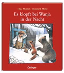 Das Buchcover von "Es klopft bei Wanja in der Nacht" von Tilde Michels und Reinhard Michl (Oetinger Verlag) zeigt einen Jungen in Winterkleidung der eine Tür öffnet und einen Hasen einen Fuchs und einen Bären in der verschneiten Natur erwartet.