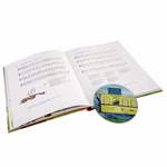 Carus Verlag Kinderlieder. Liederbuch inkl. Mitsing-CD _14737 Ein aufgeschlagenes Buch mit Noten und Illustrationen liegt neben einer CD mit dem Titel "Kinderlieder. Liederbuch inkl. Mitsing-CD" aus dem Carus Verlag die mit einem gelben Zugmotiv versehen ist.
