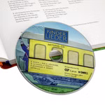 Carus Verlag Kinderlieder. Liederbuch inkl. Mitsing-CD _14738 Die Kinderlieder. Liederbuch inkl.. Mitsing-CD aus dem Carus Verlag mit einer gelben Zug-Illustration auf der CD liegt auf einem aufgeschlagenen deutschen Buch auf dem die Angaben zu Autor und Verlag sichtbar sind.
