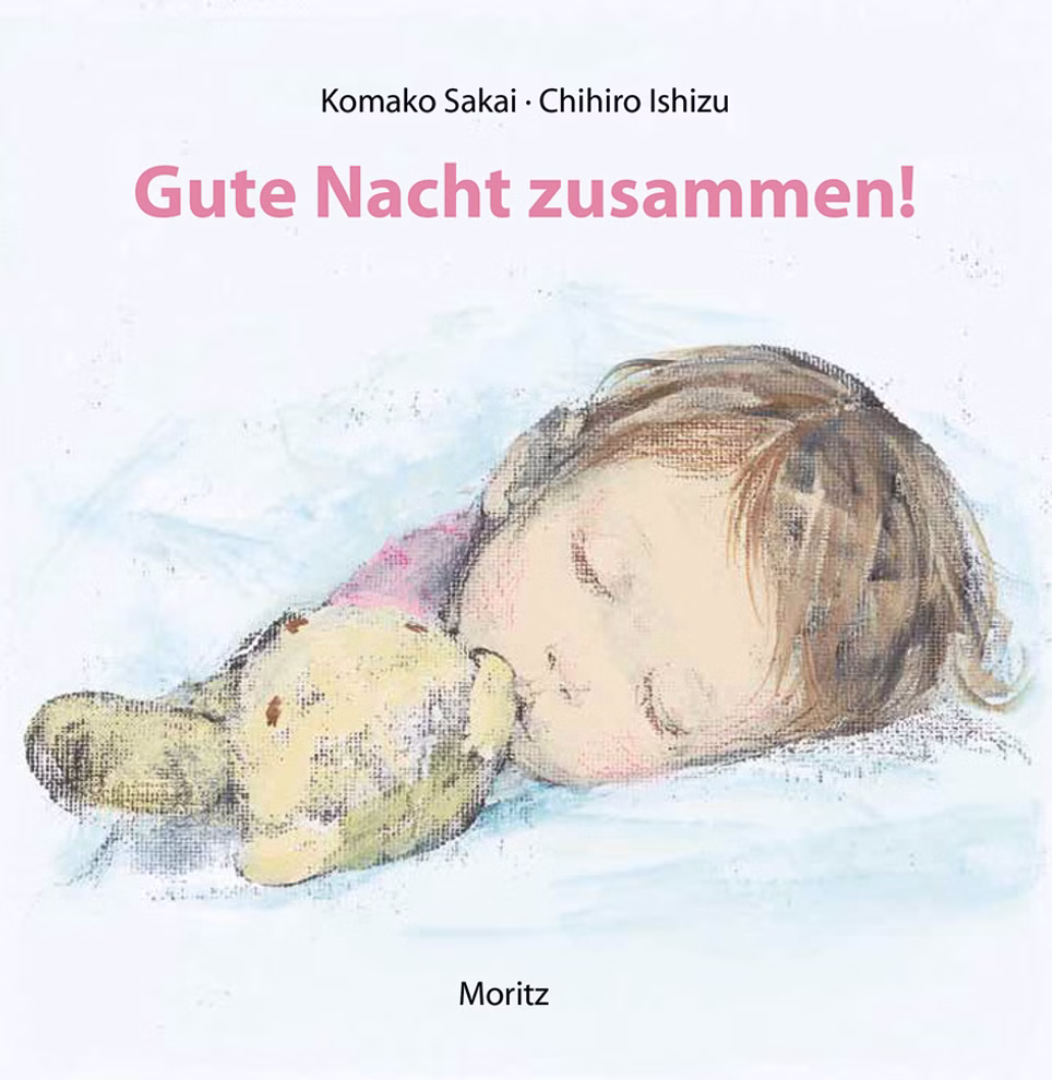 Moritz Verlag Gute Nacht zusammen Komako Sakai Chihiro Ishizu_13944 Ein sanft illustriertes Kind schläft friedlich mit einem Stofftier auf weißem Hintergrund. Oben steht der Text "Gute Nacht zusammen Komako Sakai Chihiro Ishizu" und unten der Markenname "Moritz Verlag".