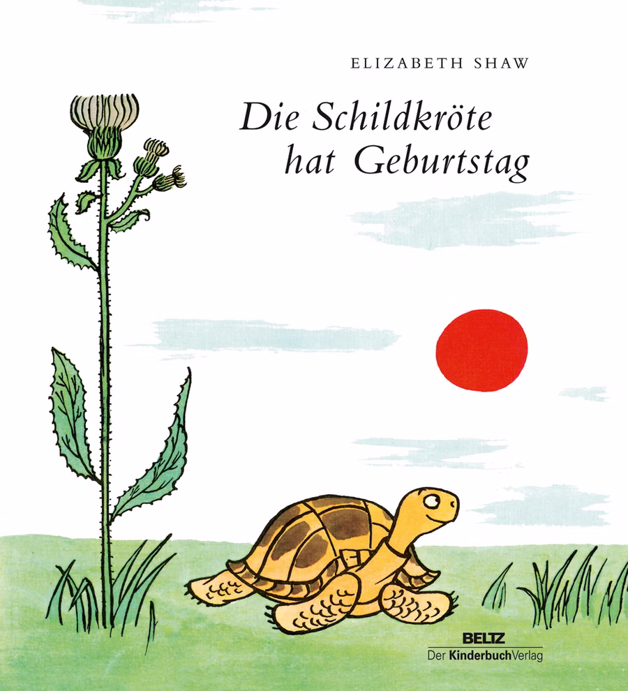 Das Titelbild von "Die Schildkröte hat Geburtstag Elizabeth Shaw" von Julius Beltz zeigt eine lächelnde Schildkröte die unter einer leuchtend roten Sonne neben einer hohen Distel über das Gras läuft.