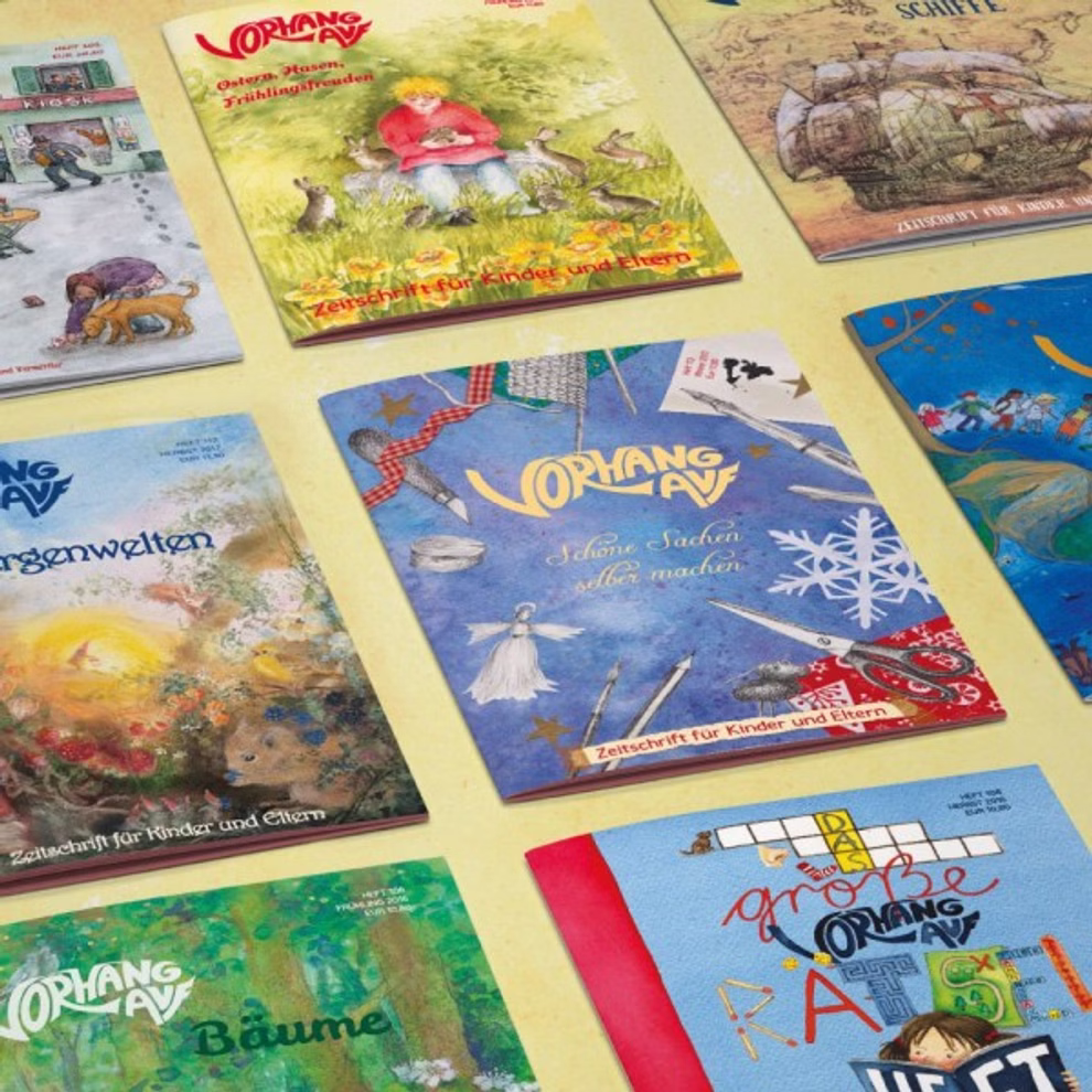 Waldow Verlag Probeheft „Vorhang Auf" Waldow Verlag_14272 Eine Sammlung von Probeheften "Vorhang Auf" aus dem Waldow Verlag mit illustrierten Titelseiten mit Tieren Naturszenen und verspielten Motiven die auf einer hellgelben Fläche übersichtlich angeordnet sind.