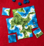 Legespiel - Palavan von Steffen Spiele wird auf einer roten Fläche mit quadratischen Plättchen aufgebaut die Inseln Strände und Wasser darstellen und wie eine Karte angeordnet sind. Über den Plättchen liegen blaue kreisförmige Plättchen.