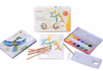 Stockmar STOCKMAR Set „Malen und Zeichnen“ mit sechseckige Stiften Geschenkte mit sechseckige Stiften_32550 Das STOCKMAR-Set "Malen und Zeichnen" von Stockmar enthält Aquarellfarben einen Pinsel Buntstifte mit sechseckigem Schaft eine Mischpalette und eine Anleitung in einer Verpackung mit bunten Vogeldarstellungen.