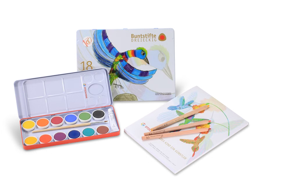 Stockmar STOCKMAR Set „Malen und Zeichnen“ mit sechseckige Stiften Geschenkte mit sechseckige Stiften_30415 Das Stockmar Set "Malen und Zeichnen" enthält Aquarellfarben mit Pinsel Buntstifte und einen Skizzenblock in einer farbenfrohen Verpackung mit Vogelmotiven.