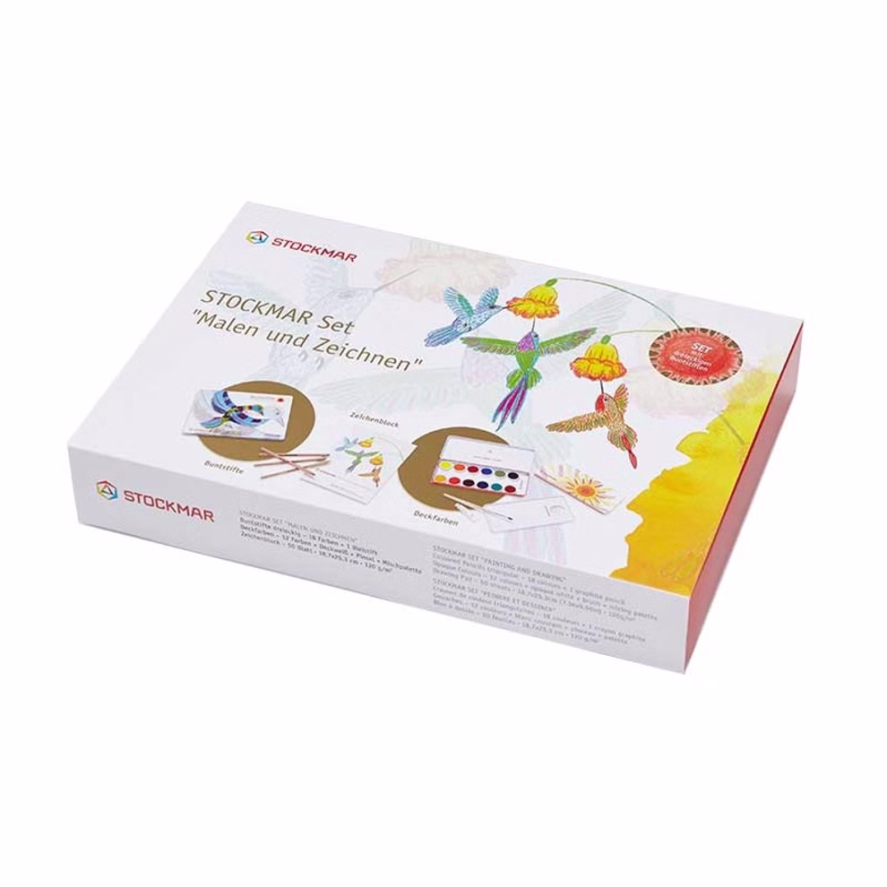 Stockmar STOCKMAR Set „Malen und Zeichnen“ mit sechseckige Stiften Geschenkte mit sechseckige Stiften_32551 Das STOCKMAR Set "Malen und Zeichnen" mit der Marke Stockmar kommt in einer Geschenkbox mit sechseckigen Stiften illustriert mit Aquarellfarben Buntstiften Pinseln Papier und lebendigen Vogelmotiven auf der Vorderseite.