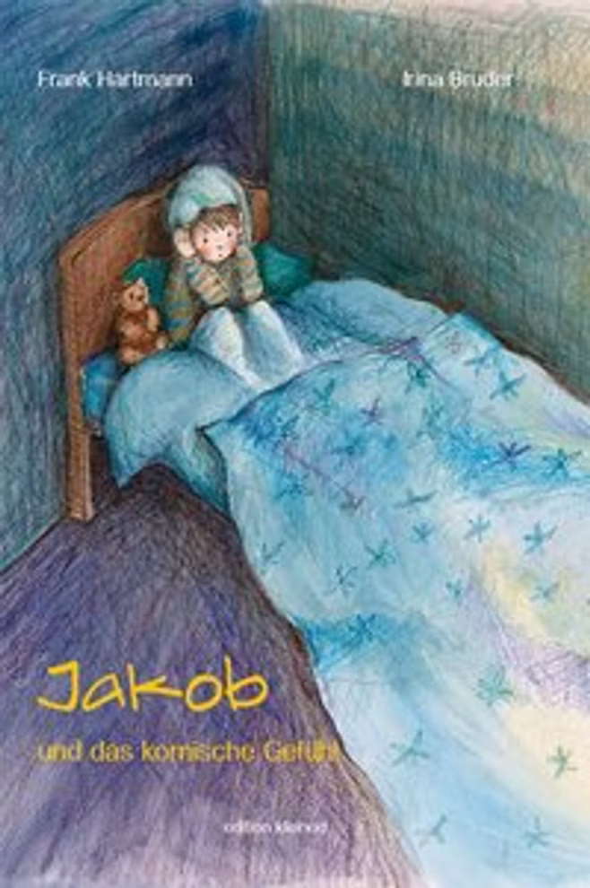 Futurum Jakob und das komische Gefühl Frank Hartmann Irina Bruder_14528 Ein besorgtes Kind sitzt im Bett und umklammert eine Decke in der Nähe ein Teddybär. In dem schwach beleuchteten blauen Raum steht "Jakob und das komische Gefühl" von Frank Hartmann und Irina Bruder von Futurum.