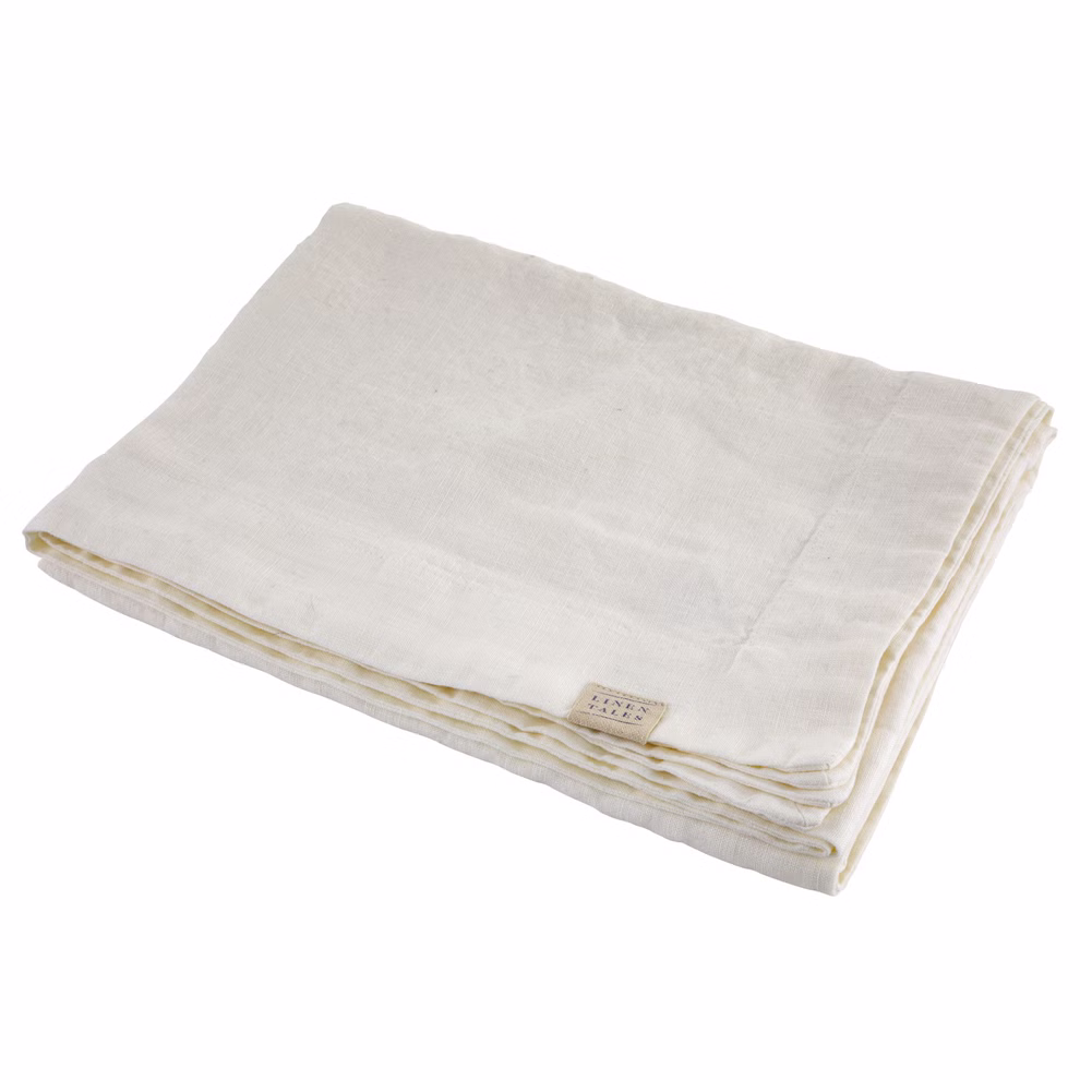 Linen Tales Tischdecke aus Leinen weiß 100 % Leinen_15287 140x300 Die Linen Tales Tischdecke aus Leinen weiß 100 % Leinen ist fein säuberlich gefaltet mit einem kleinen Stoffanhänger an einer Kante und steht auf einem schlichten weißen Hintergrund. 140x300