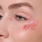 Birkenspanner Bio-Glitzer 10 g zum Feiern und Bastelnpinkdixie_25224 Pink Dixie Eine Frau in Nahaufnahme zeigt ihre grünen Augen, ihre Augenbrauen und um das Auge das leuchtend rosa Birkenspanner Bio-Glitzer (10 g) trägt. Pink Dixie