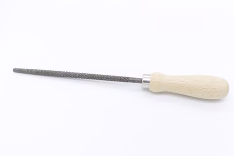 Raspa di pietra grossolana dritta, rotonda. 230 mm, con manico in legno