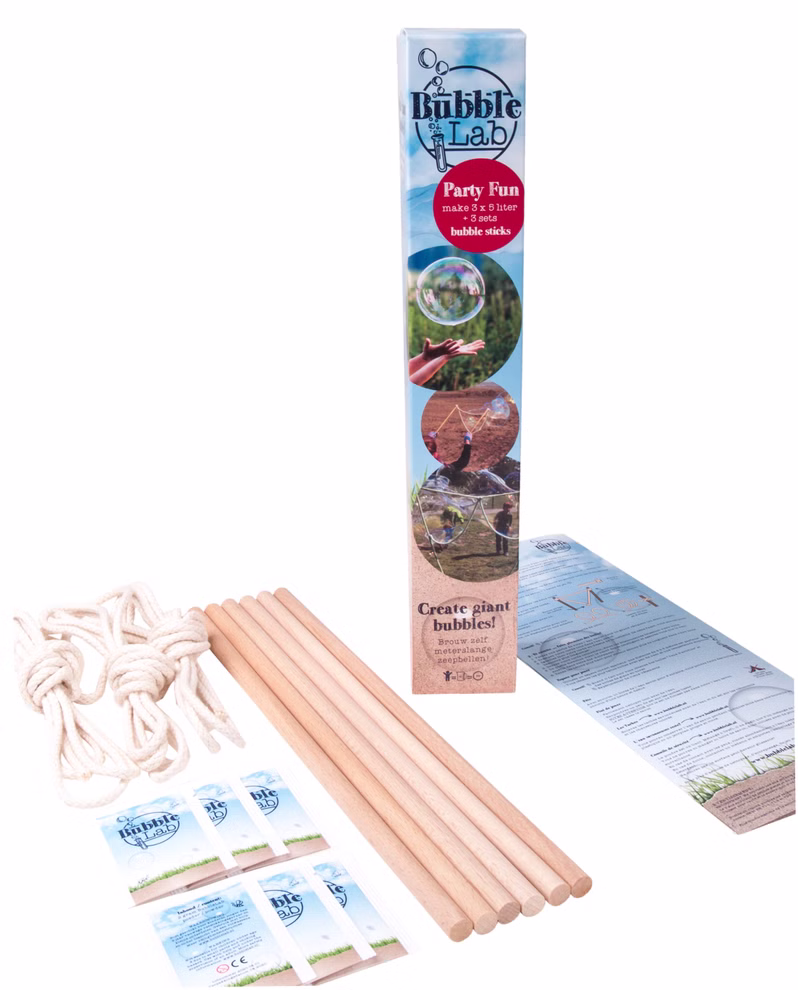 BubbelLab Riesenseifenblasen Set für Feste_15654 Das BubbelLab Riesenseifenblasen Set für Feste besteht aus vier Holzstäben Schnur vier Seifenblasenpaketen und einer Anleitung alles aufrecht verpackt für den einfachen Einsatz auf Partys.