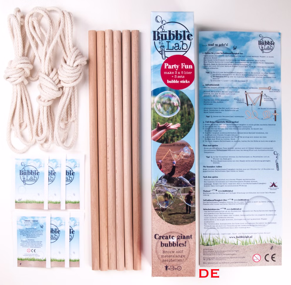 BubbelLab Riesenseifenblasen Set für Feste_15655 Das BubbelLab Riesenseifenblasen Set für Feste enthält vier Holzstäbe vier Seile fünf Pulverpackungen und eine Anleitung mit Bildern und Text zum Erzeugen großer Seifenblasen.
