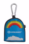 Schildkröt Taschendrachen 32 x 45 cm Schnur 20 m_15094 Ein kleiner blauer Beutel mit einem silbernen Karabiner der auf der Vorderseite einen Regenbogen eine weiße Wolke und das Schildkröt-Logo zeigt. Enthält den Schildkröt Taschendrachen 32 x 45 cm und eine 20 m lange Schnur.