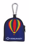 Schildkröt Taschendrachen 32 x 45 cm Schnur 20 m_15096 Kleiner blauer Schildkröt Taschendrachen (32 x 45 cm) mit buntem Heißluftballon-Motiv seitlichem Reißverschluss Metallkarabiner oben und aufgedrucktem SCHILDKRÖT-Logo unten; inkl. 20 m Schnur.