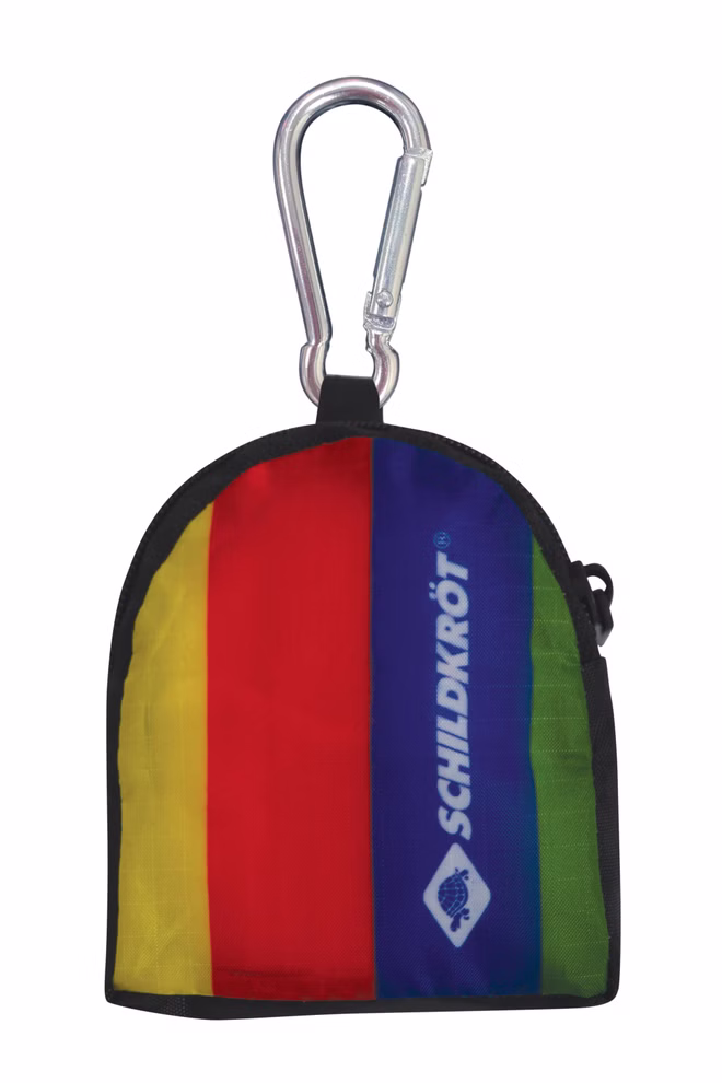 Schildkröt Taschendrachen 32 x 45 cm Schnur 20 m_15095 Der Schildkröt Taschendrachen (32 x 45 cm) besteht aus einem mehrfarbigen Beutel mit vertikalen roten gelben grünen und blauen Streifen einem silbernen Karabiner an der Spitze und dem Schildkröt-Logo in Weiß auf dem blauen Streifen. Inklusive 20 m Schnur.