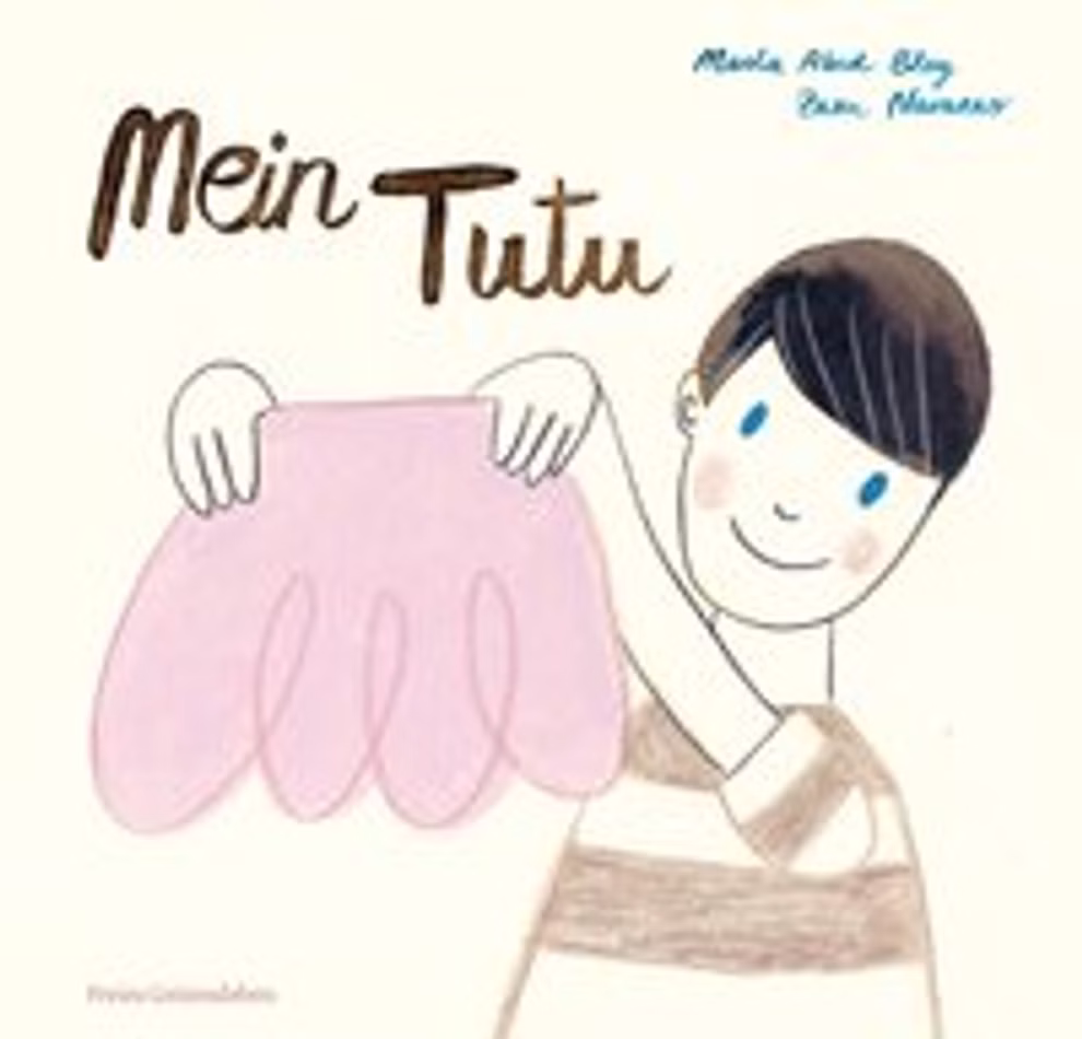 Freies Geistesleben Mein Tutu Zazu Navarro Marta Abad Blay_14622 Ein fröhliches Kind mit kurzen dunklen Haaren hält ein rosafarbenes Tutu unter dem fetten Titel "Mein Tutu Zazu Navarro Marta Abad Blay" hoch. Der helle Hintergrund und der einfache verspielte Stil spiegeln die Marke Freies Geistesleben wider.