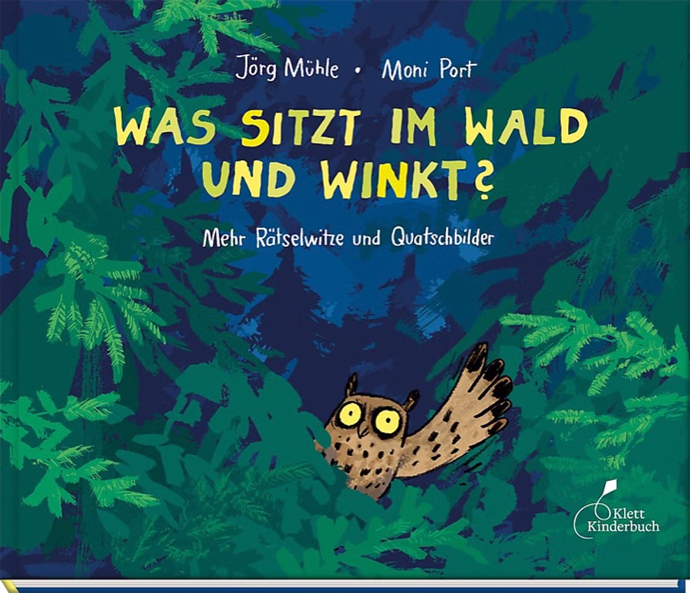 Klett Kinderbuchverlag Was sitzt im Wald und winkt? Moni Port_15375 Das Cover von "Was sitzt im Wald und winkt? Moni Port" vom Klett Kinderbuchverlag zeigt eine illustrierte Eule die inmitten von grünem Laub winkt. Die Autoren Moni Port und Jörg Mühle sind oben aufgeführt.