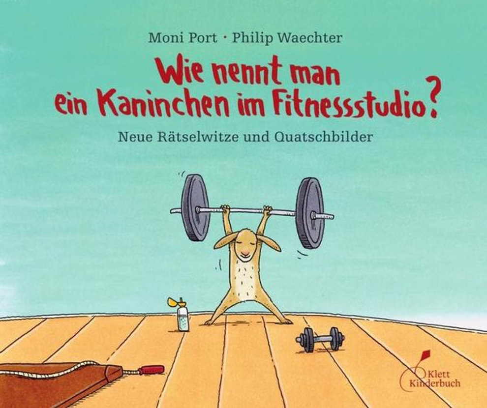 Klett Kinderbuchverlag Wie nennt man ein Kaninchen im Fitnessstudio? Moni Port_15376 Illustration eines Kaninchens das eine Langhantel in einem Fitnessstudio hebt mit hellblauem Hintergrund und Fitnessgeräten. Der deutsche Buchtitel "Wie nennt man ein Kaninchen im Fitnessstudio? Moni Port" ist vom Klett Kinderbuchverlag.