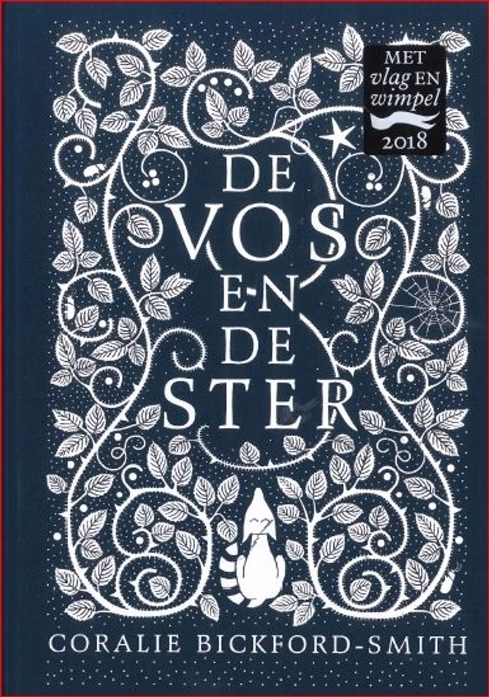 Christofoor De vos en de ster Coralie Bickford-Smith_17635 Der dunkelblaue Einband von "De vos en de ster Coralie Bickford-Smith" von Christofoor zeigt weiße Blumenmuster einen Fuchs in der Mitte und das Abzeichen "Met vlag en wimpel 2018". Der niederländische Titel ist von verschlungenen Ranken umgeben.