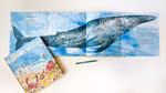 Christofoor Dit is de zee Nicola Davies en Emily Sutton_16606 Ein illustriertes Kinderbuch "Dit is de zee Nicola Davies en Emily Sutton" von Christofoor liegt aufgeschlagen vor einem blauen Walbild; das Cover zeigt bunte Meeresbewohner mit zwei Buntstiften daneben.