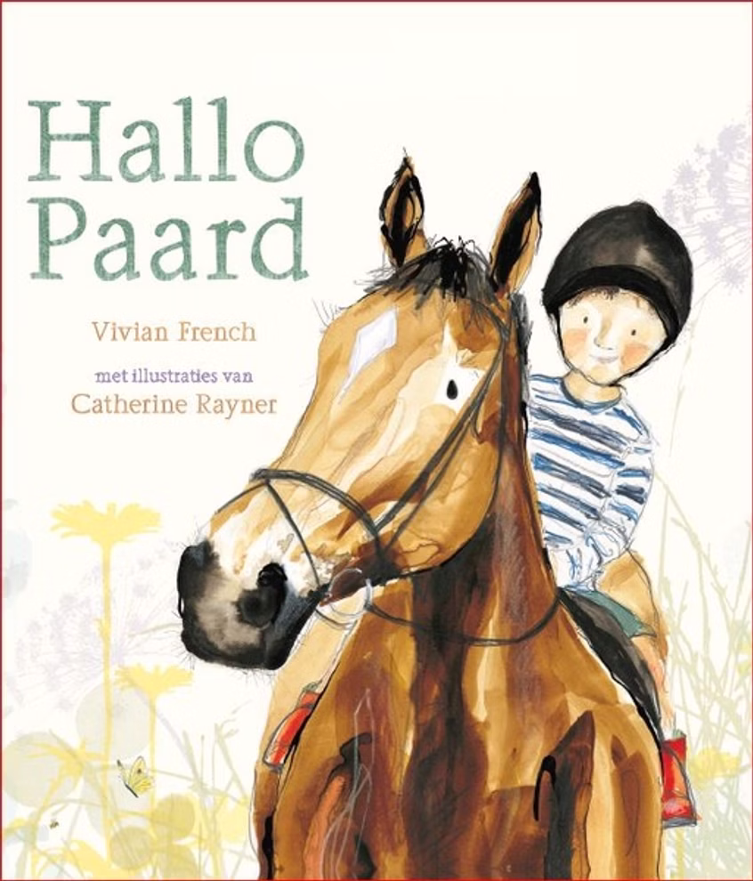 Christofoor Hallo Paard Vivian French_16685 Das Christofoor-Buch "Hallo Paard Vivian French" zeigt auf dem illustrierten Cover ein braunes Pferd auf dem ein lächelndes Kind mit Helm und gestreiftem Hemd reitet und oben den niederländischen Titel "Hallo Paard".