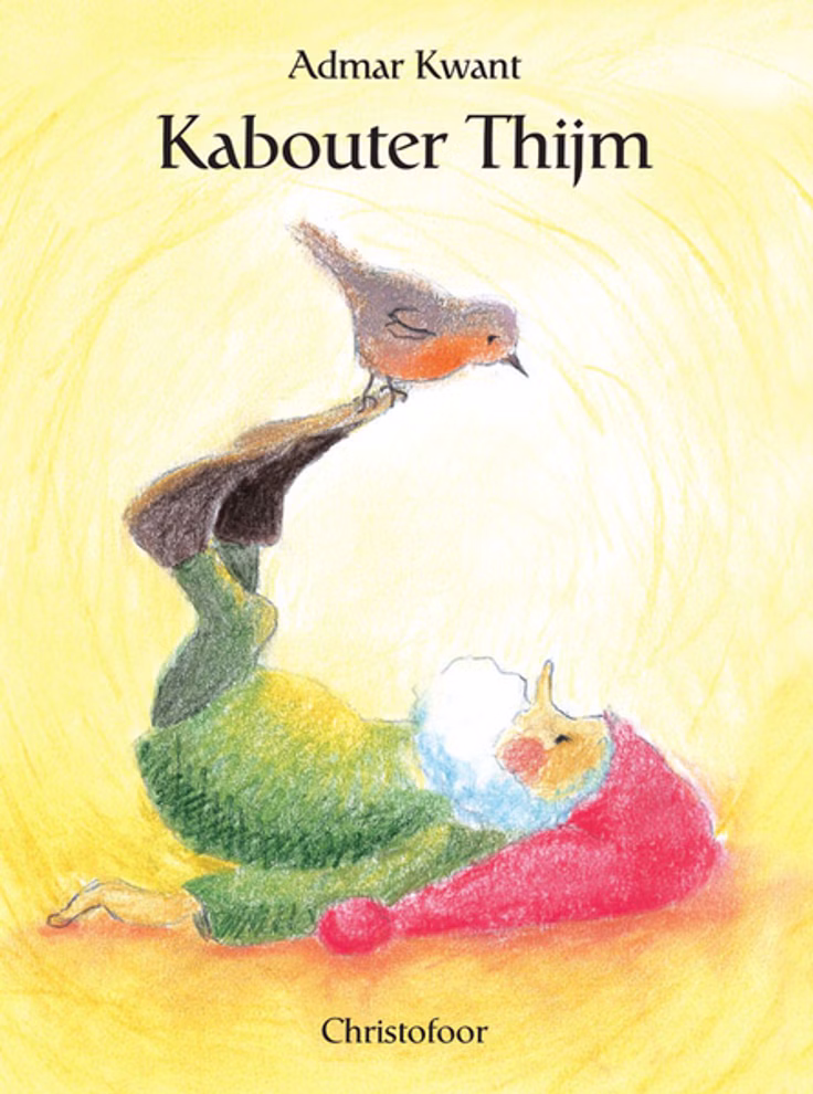 Christofoor Kabouter Thijm Admar Kwant_16915 Ein Gnom mit roter Mütze liegt auf dem Rücken hat die Füße hochgelegt und balanciert einen kleinen braunen Vogel auf seinen Stiefeln. Auf dem gelben Hintergrund sind der Text Kabouter Thijm Admar Kwant und die Marke Christofoor zu sehen.