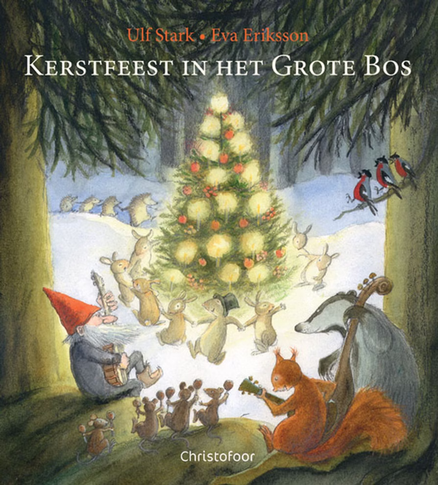 Christofoor Kerstfeest in het grote bos Ulf Stark_16950 Das Titelbild von Kerstfeest in het grote bos Ulf Stark (Christofoor) zeigt Waldtiere und einen Wichtel die sich nachts um einen beleuchteten Weihnachtsbaum versammeln wobei einige musizieren während andere zusehen während Vögel auf einem Ast sitzen und Sc