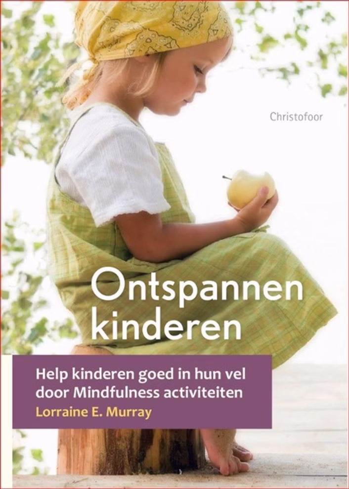 Christofoor Ontspannen kinderen Lorraine E. Murray_16845 Ein junges Mädchen in einem gelben Kleid und mit Sonnenhut sitzt im Freien und hält einen Apfel in der Hand. Sie schaut sich das Buch "Ontspannen kinderen Lorraine E. Murray" von Christofoor an das Achtsamkeitsübungen anbietet die Kindern helfen sollen sic