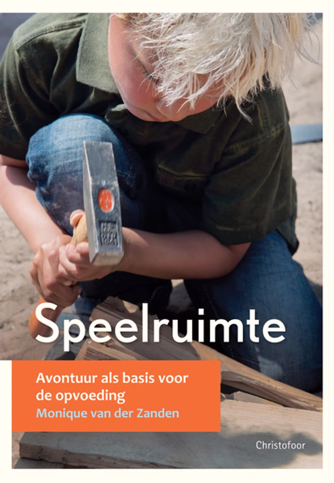 Christofoor Speelruimte Monique van der Zanden_16872 Ein junges blondes Kind hämmert im Freien einen Nagel in Holz. Das Buchcover zeigt den Titel "Speelruimte Monique van der Zanden" von der Marke Christofoor.
