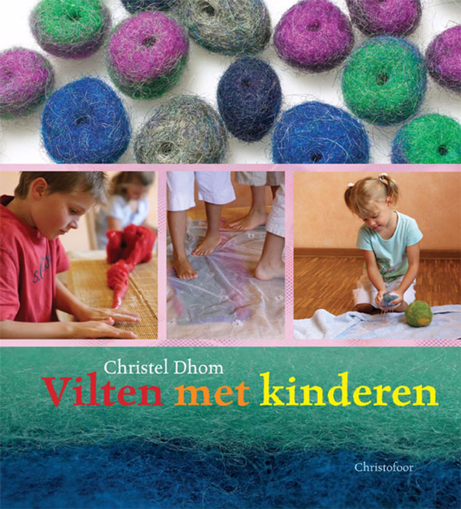Christofoor Vilten met kinderen Christel Dhom_16717 Das Cover von Vilten met kinderen Christel Dhom" von Christofoor zeigt gefilzte Wollknäuel Kinder die mit Wolle basteln und den Markennamen Christofoor unten rechts.
