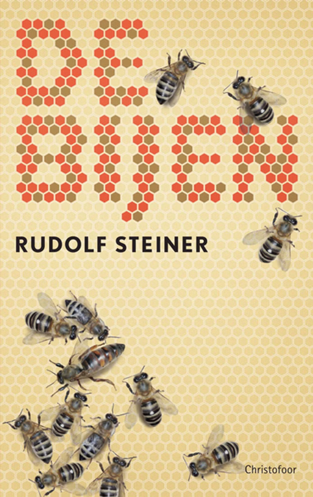 Christofoor De bijen Rudolf Steiner_16649 Der Einband des Buches De bijen Rudolf Steiner von Christofoor zeigt den Titel in roten Wabenbuchstaben Bienen die ihn umgeben und einen gelben Wabenhintergrund. Der Markenname Christofoor befindet sich in der unteren rechten Ecke.