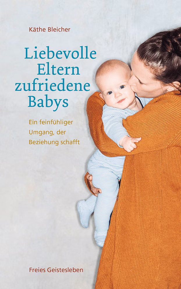 Freies Geistesleben Liebevolle Eltern - zufriedene Babys Käthe Bleicher_16799 Der Buchumschlag von "Liebevolle Eltern - zufriedene Babys Käthe Bleicher" (Freies Geistesleben) zeigt eine Frau in einem orangefarbenen Pullover die ein lächelndes Baby liebevoll im Arm hält und küsst mit zusätzlichem Text unter dem Titel.