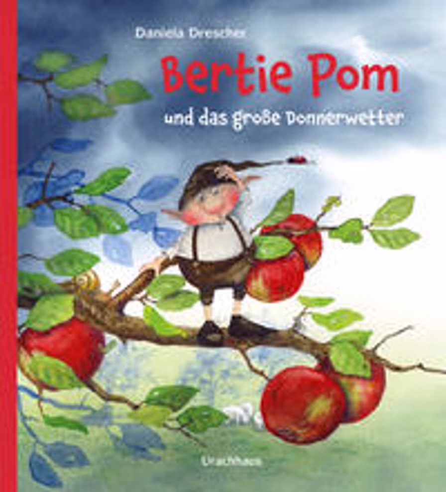 Urachhaus Bertie Pom und das große Donnerwetter _16803 Das Buchcover von "Bertie Pom und das große Donnerwetter" von Urachhaus zeigt einen kleinen Zwerg mit einer Mütze auf einem Apfelbaumzweig umgeben von Blättern und großen roten Äpfeln vor einem blauen Himmel.