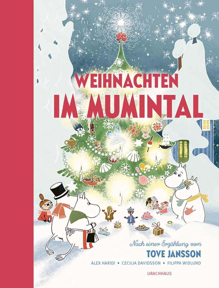 Urachhaus Weihnachten im Mumintal nach Tove Jansson_29676 Das illustrierte Cover von "Weihnachten im Mumintal nach Tove Jansson" von Urachhaus zeigt Mumin-Figuren um einen geschmückten Weihnachtsbaum mit Geschenken und Lichtern alles in einer verschneiten winterlichen Landschaft.