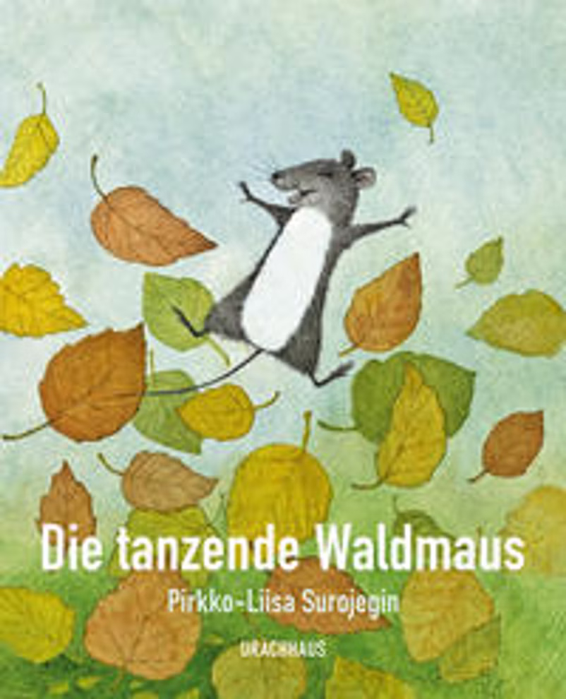 Urachhaus Die tanzende Waldmaus Pirkko-Liisa Surojegin_16816 Eine fröhliche Maus tanzt zwischen Herbstblättern unter einem blauen Himmel. "Die tanzende Waldmaus Pirkko-Liisa Surojegin" von Urachhaus.