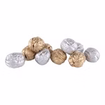 Ein Stapel Wundernuss gold oder silber gefüllt von der Stein Manufaktur ist auf weißem Hintergrund abgebildet. silber